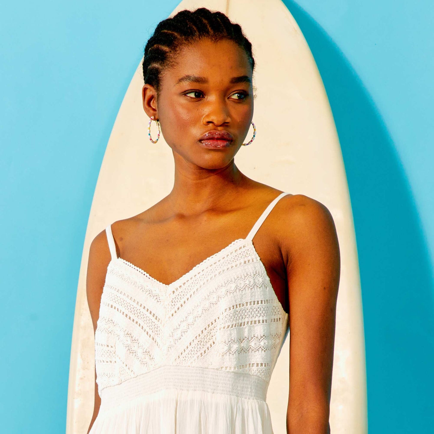 Robe en crépon avec crochet blanc