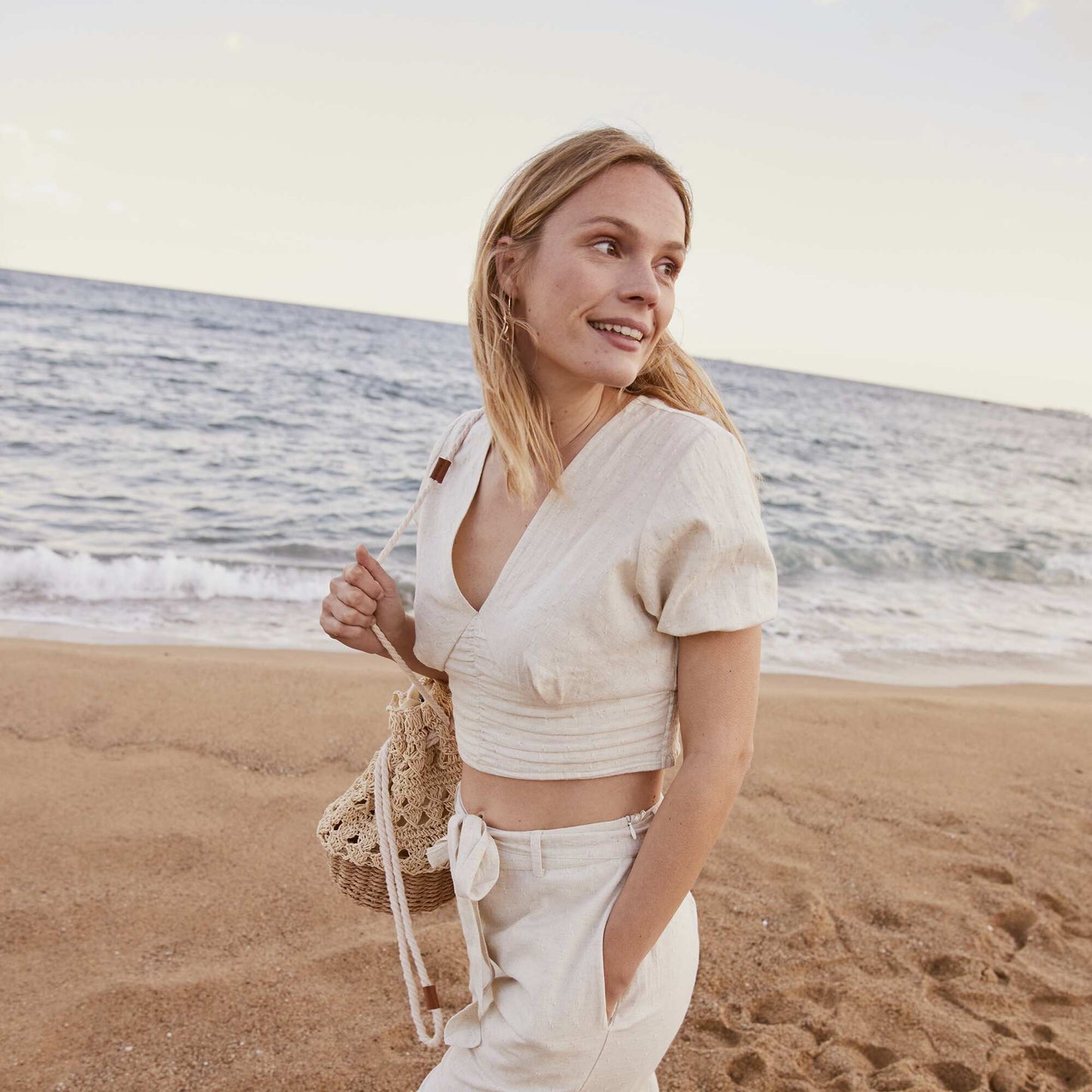 Blouse crop top en lin et décolleté plongeant Beige