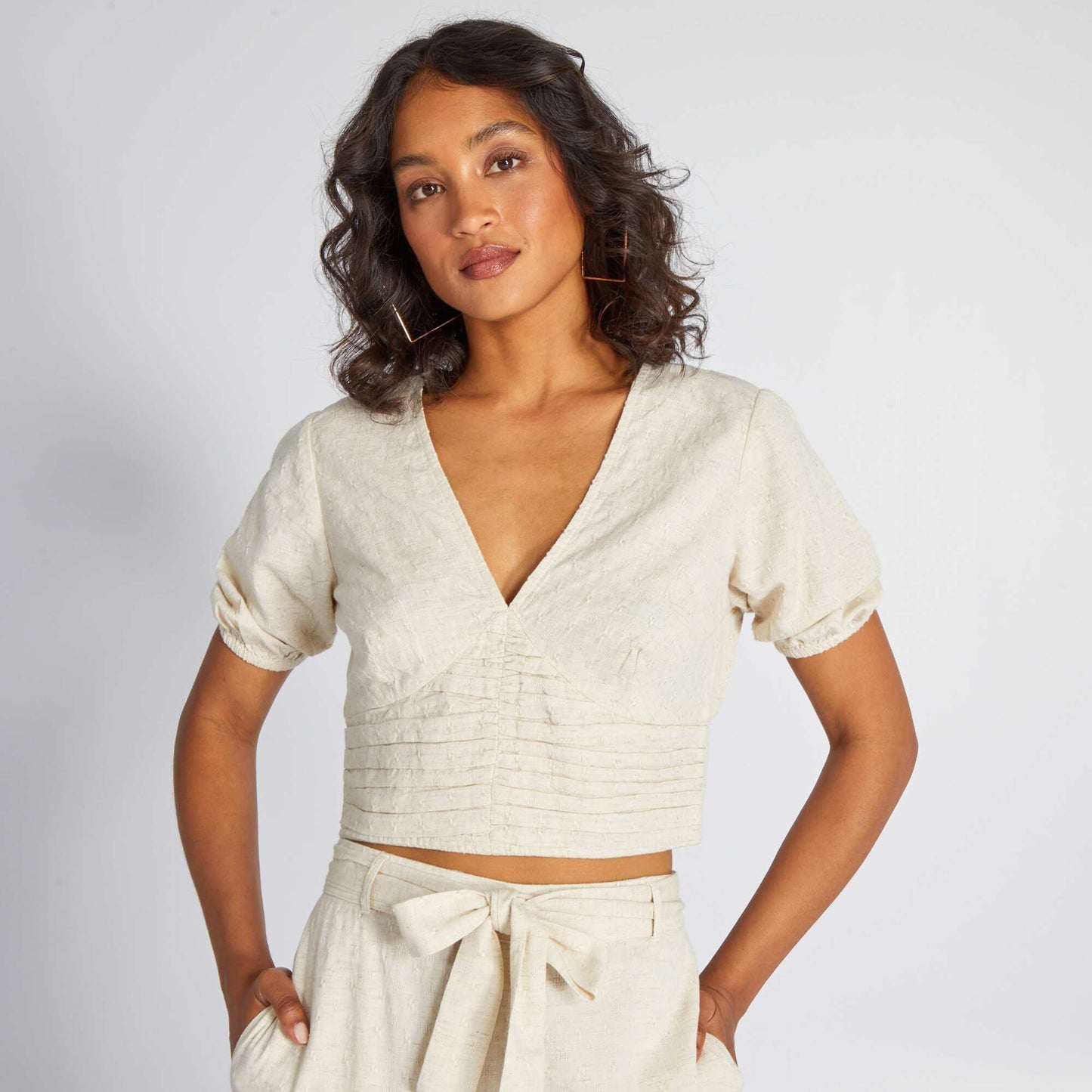Blouse crop top en lin et décolleté plongeant Beige
