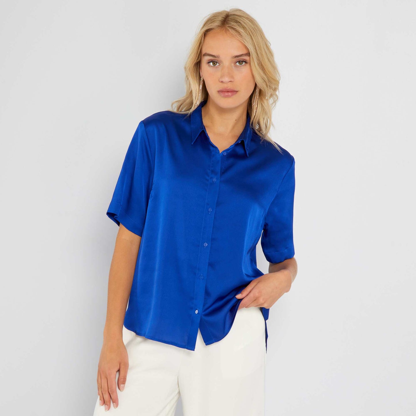 Chemise satinée manches courtes bleu