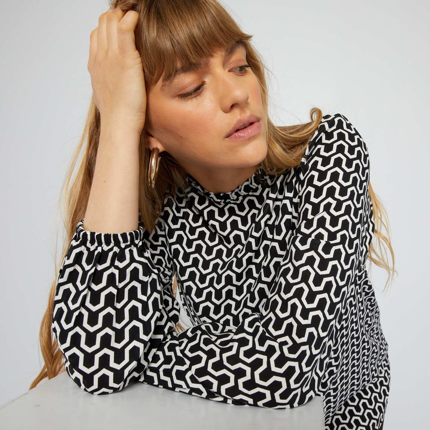 Blouse imprimée à col montant volanté Noir
