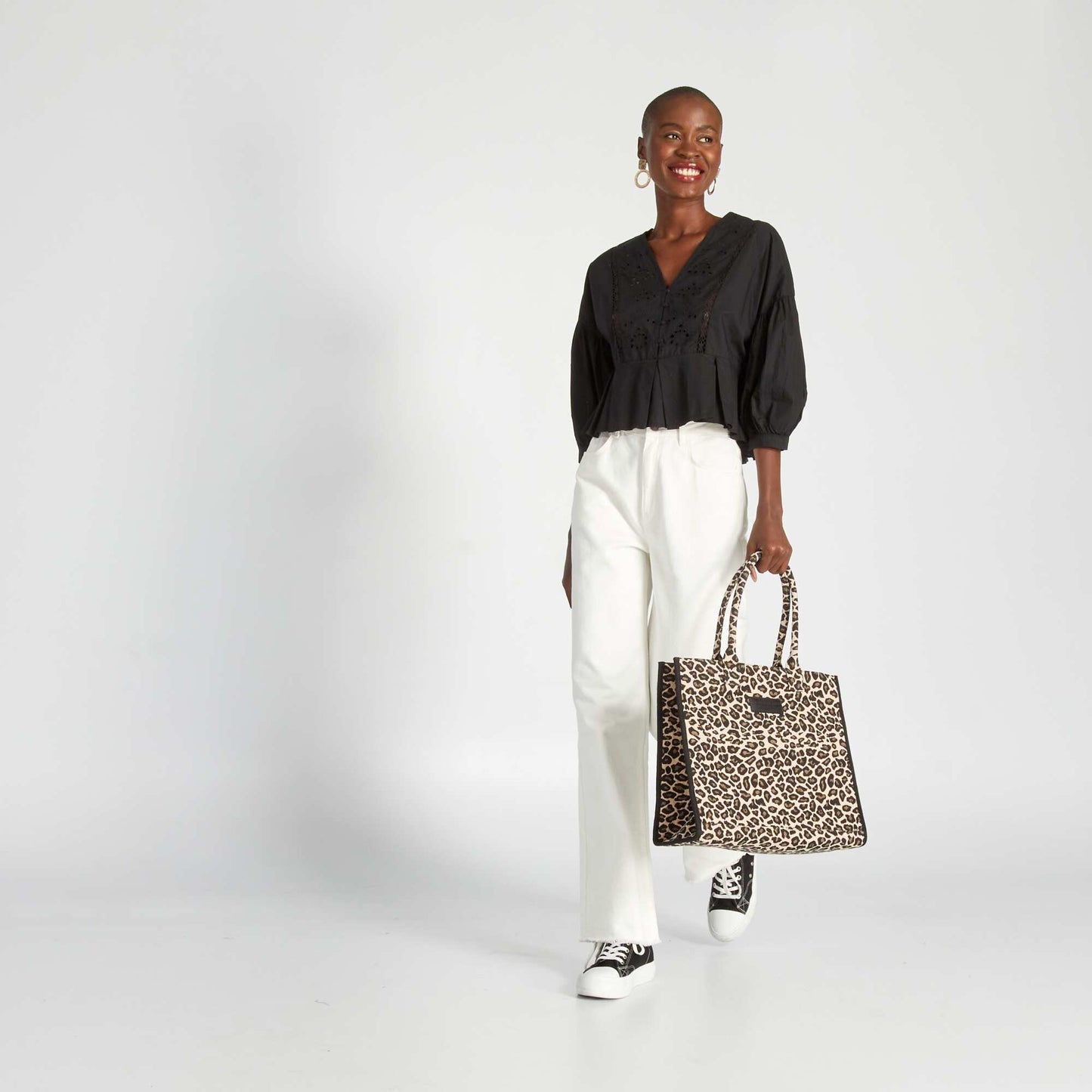 Blouse crop top avec fentes brodées noir