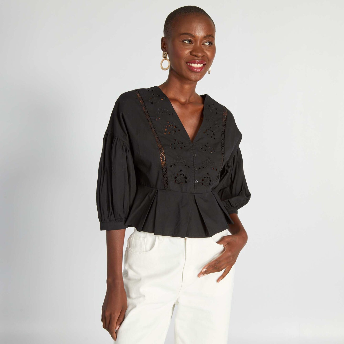Blouse crop top avec fentes brodées noir