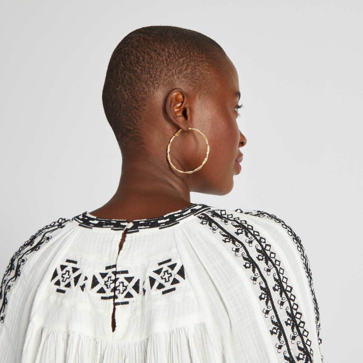 Blouse manches bouffantes broderie noire Blanc/noir