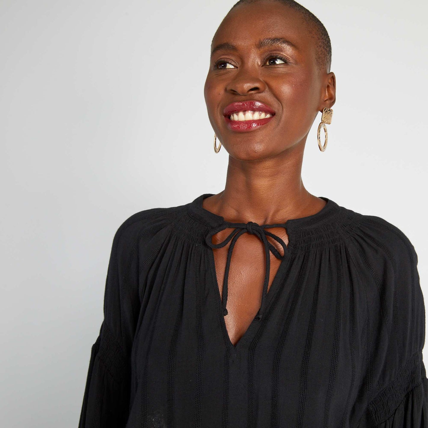 Blouse manches bouffantes et matière texturée noir