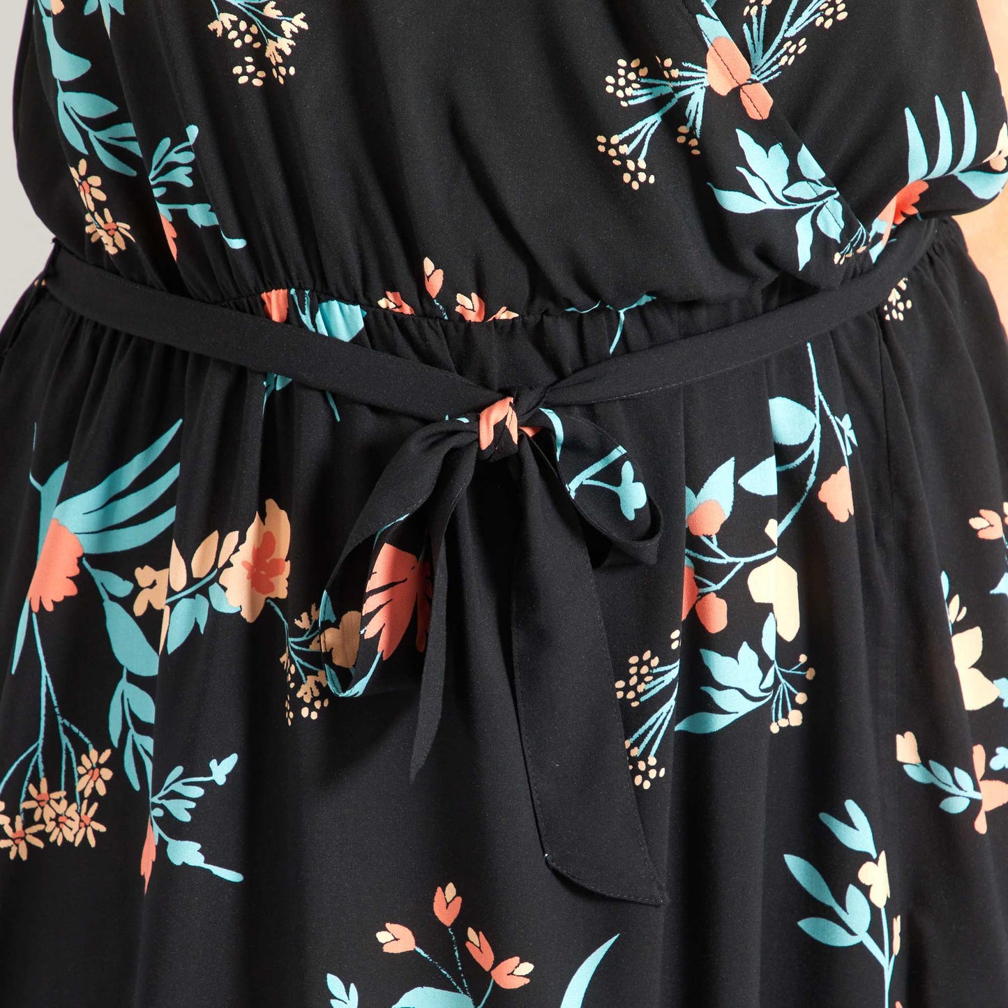 Robe fleurie effet cache-cœur Noir