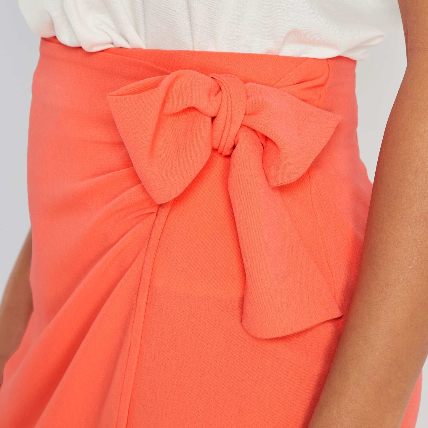 Jupe courte avec lien à nouer ROUGE