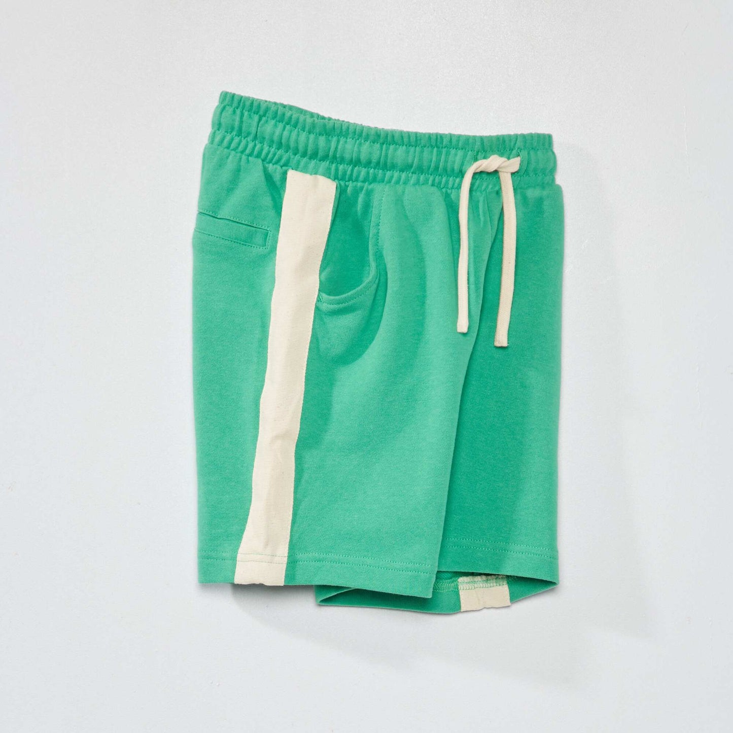 Short de sport avec bandes sur les côtés VERT