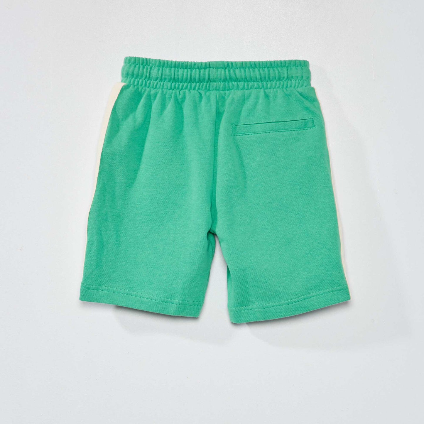 Short de sport avec bandes sur les côtés VERT