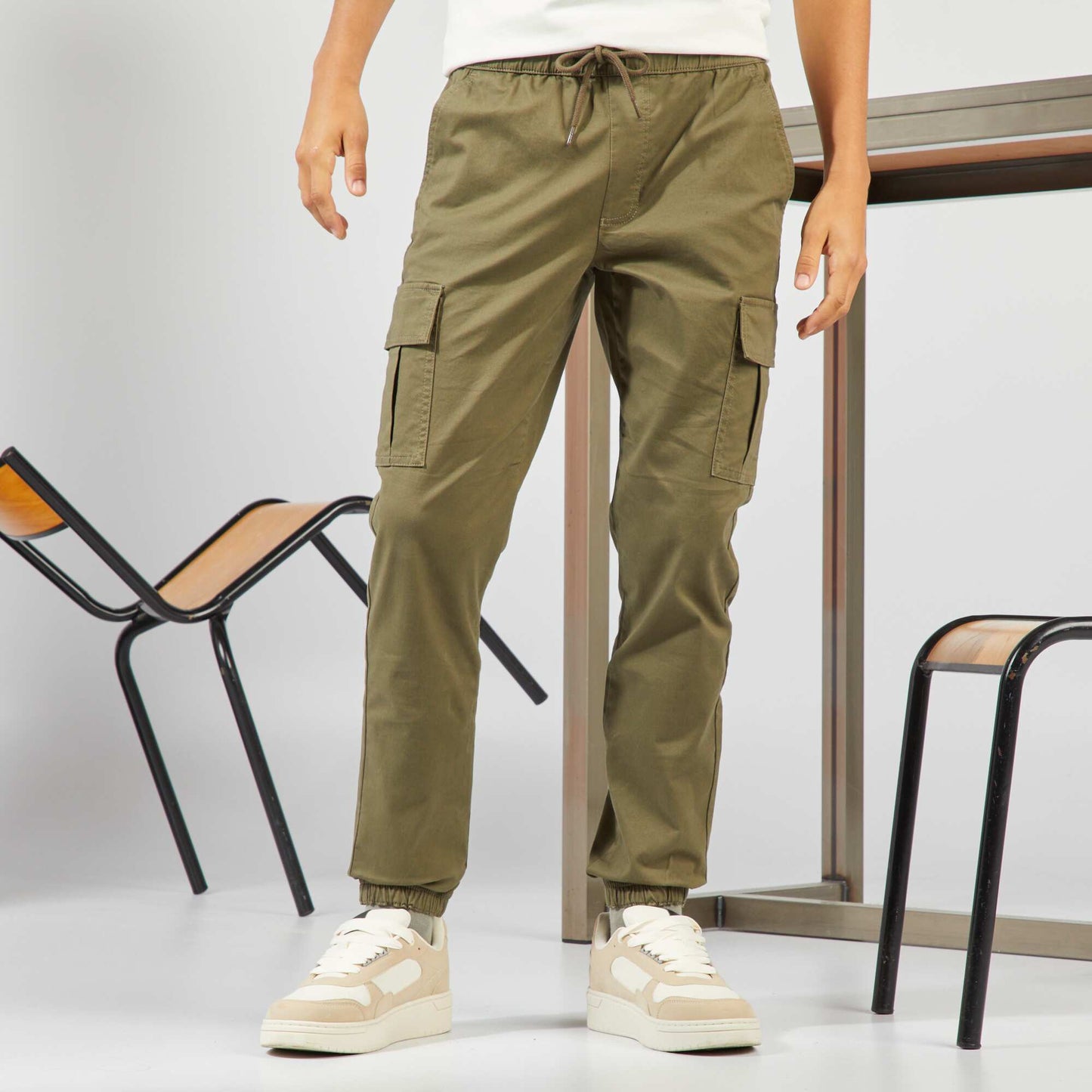 Pantalon avec poches sur les côtés kaki