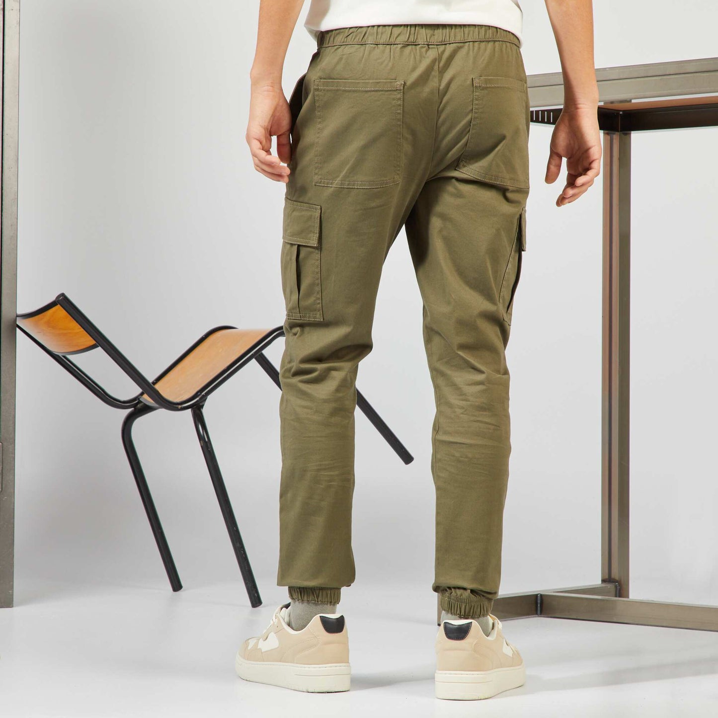 Pantalon avec poches sur les côtés kaki