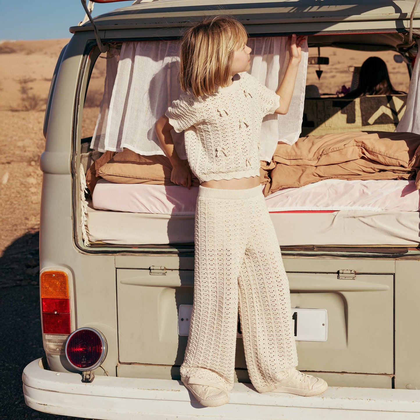 Pantalon en crochet forme flare / coupe évasée BEIGE