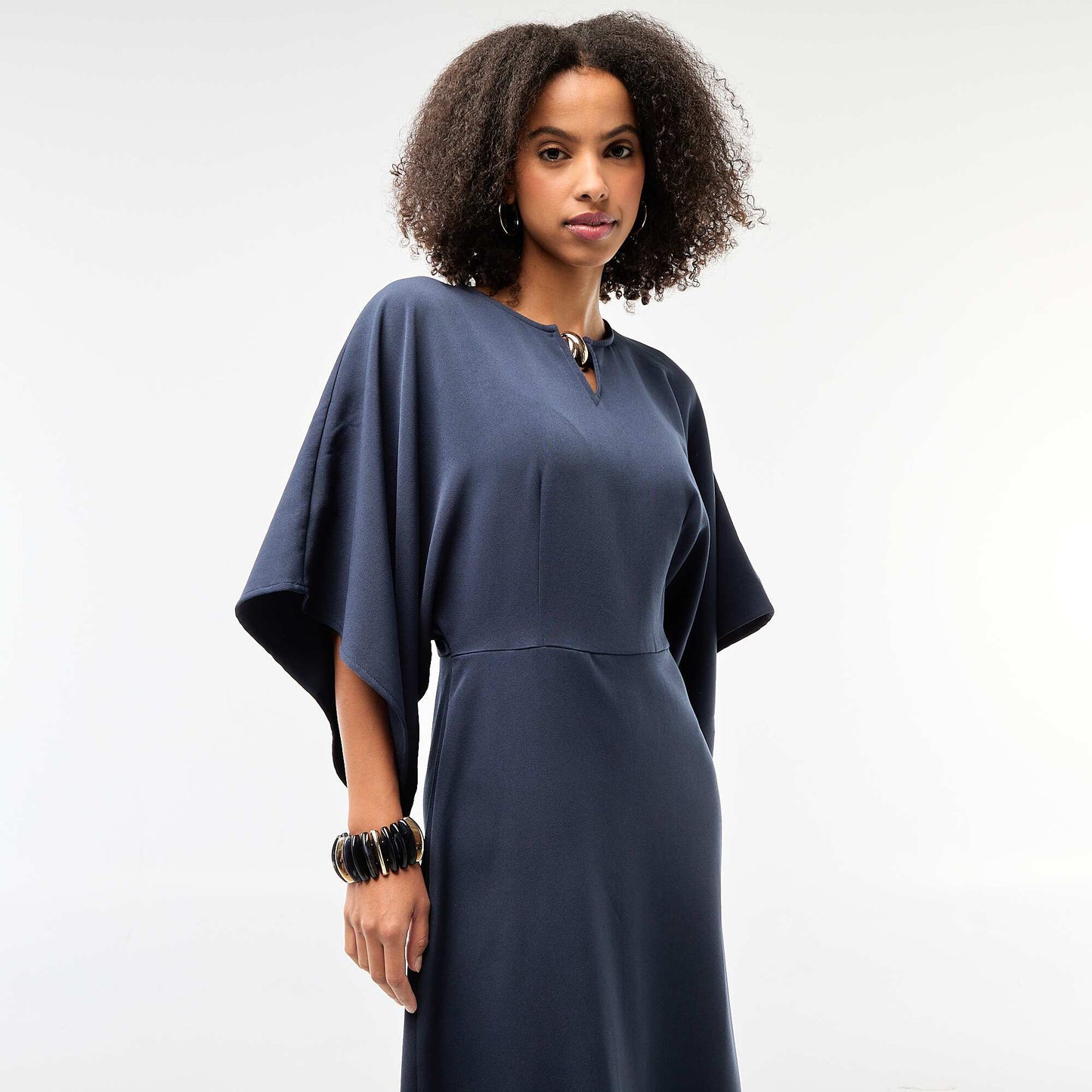 Robe longue crêpée avec bijou doré BLEU MARINE