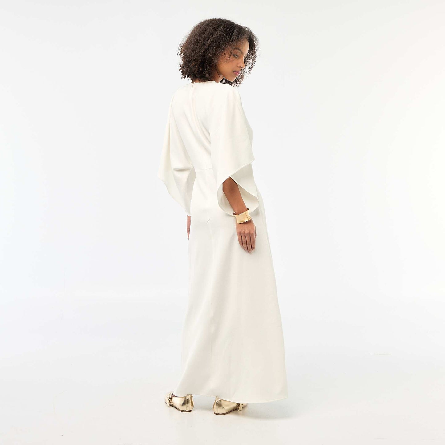 Robe longue crêpée avec bijou doré BLANC