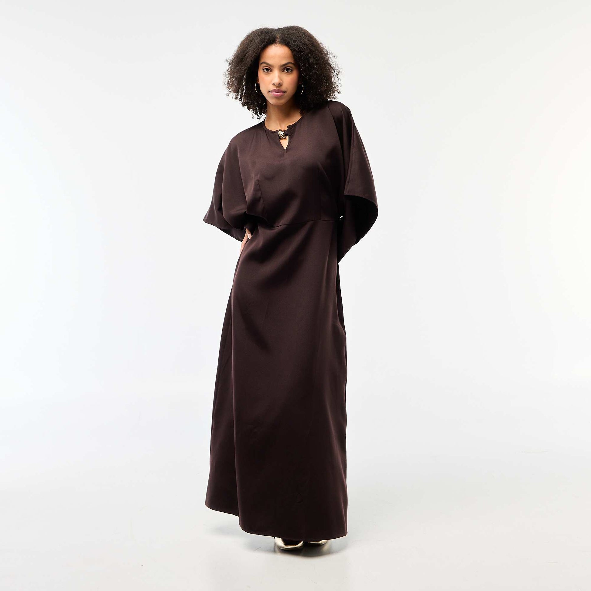 Robe longue crêpée avec bijou doré MARRON