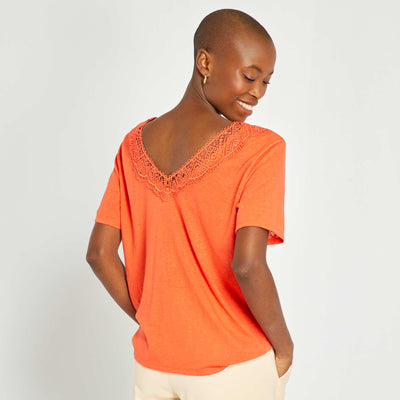 T-shirt avec col dentelle rouge corail